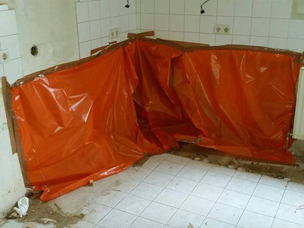 Abschottung des Schimmelbewuchses bis zur Schimmelsanierung