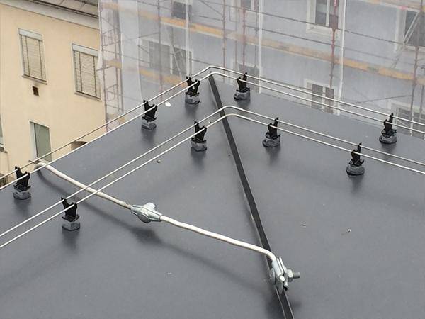 Schützen der Aussenfassade mittels elektrischer Taubenabwehr